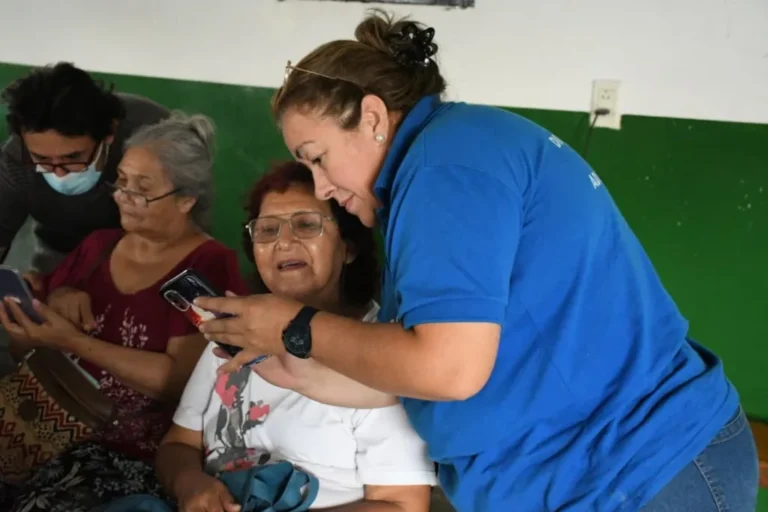 Adultos mayores participando de una capacitación en herramientas digitales en la ciudad de Salta
