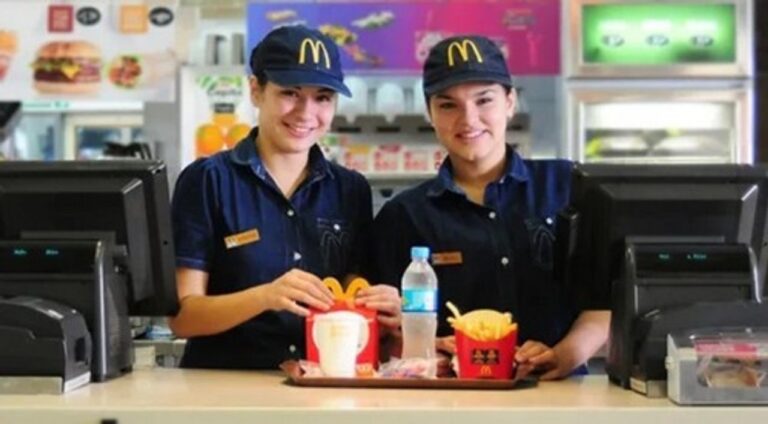Joven completando una solicitud de empleo digital para McDonald's