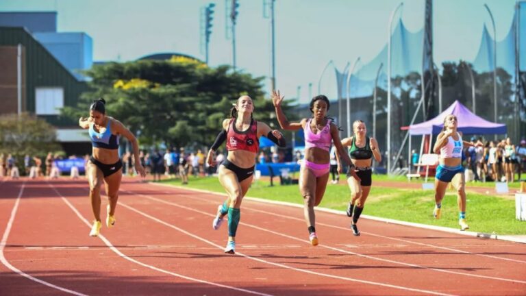 Milagros Damico, atleta salteña, compitiendo en la pista de atletismo