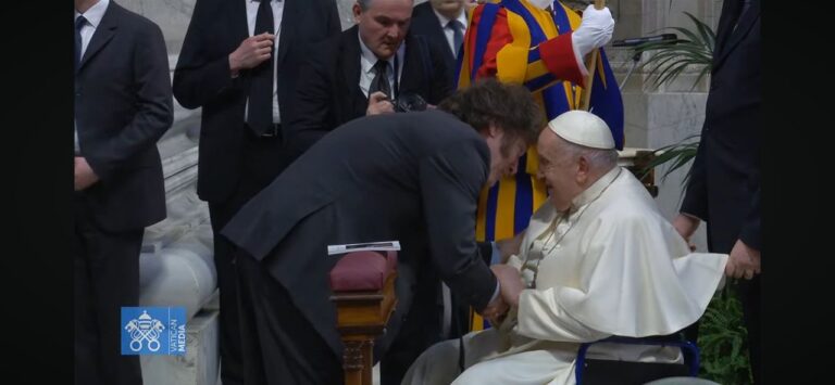 El presidente Javier Milei y el papa Francisco durante un encuentro en el Vaticano.