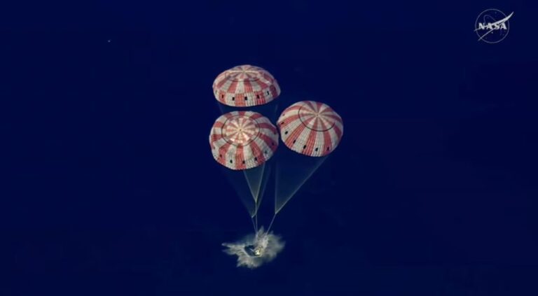 Ilustración de la nave Orion de la NASA sobrevolando la Luna durante la misión Artemis II.