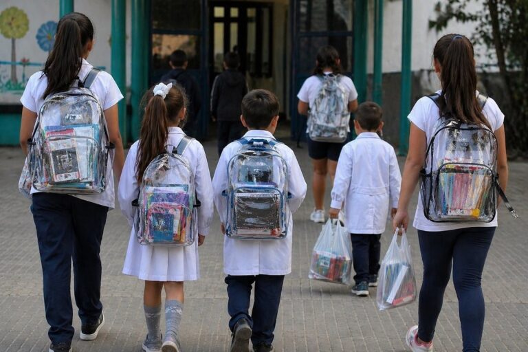 Mochilas transparentes de PVC en una escuela de Salta