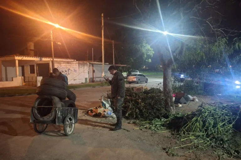 Personal de la Patrulla Ambiental de Salta en labores de control y limpieza en un microbasural