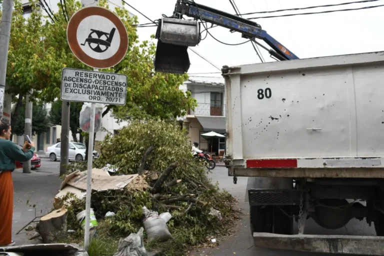 Operativo de limpieza municipal en la esquina de España y Brown, Salta
