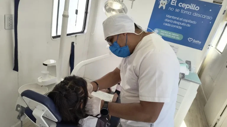 Móvil odontológico municipal en el ingreso del Centro Cívico Municipal de Salta
