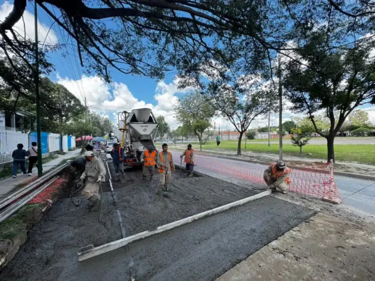 Obras de renovación de calzada en la calle Abraham Rallé, barrio Limache, Salta