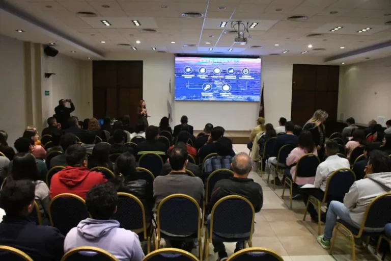 Participantes en la jornada de Diálogos Urbanos sobre planificación en la ciudad de Salta