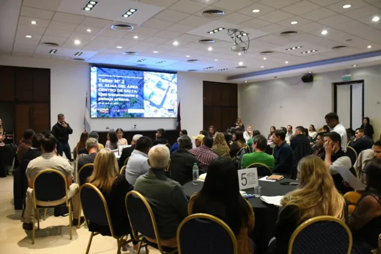Participantes en el taller de actualización del Plan Regulador del Área Centro de Salta, en la sede de COPAIPA.