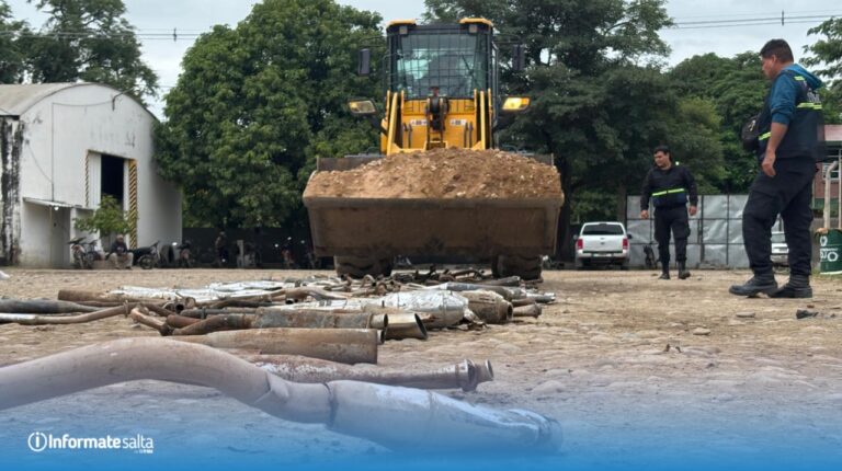 Pala excavadora destruye caños de escape en un predio municipal de Orán durante un operativo contra la contaminación sonora.