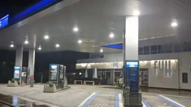 Gráfico de precios de combustibles y una estación de servicio en Salta
