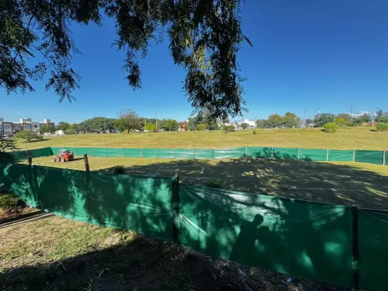 Obras de construcción de la pista de bicicletas y media cancha en el espacio verde de Grand Bourg, Salta