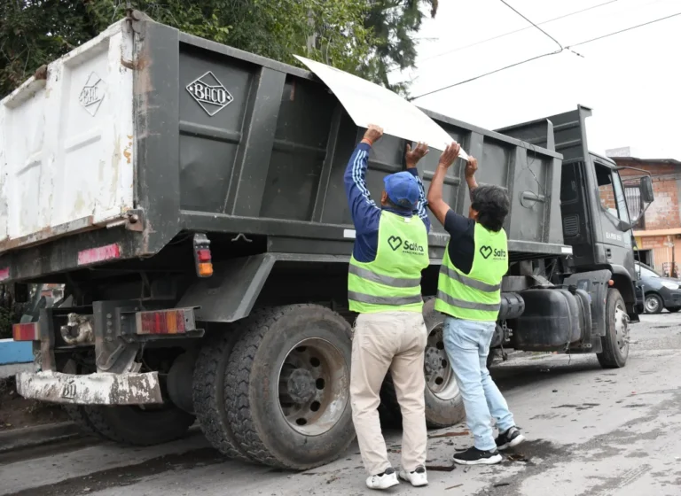 Operativo de descacharrado en barrios de la ciudad de Salta