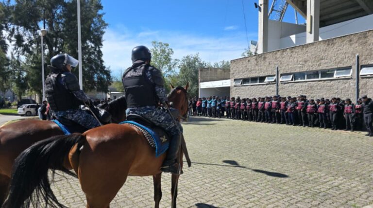 Policía de Salta en operativo de seguridad en el Estadio Padre Ernesto Martearena durante partido de Central Norte