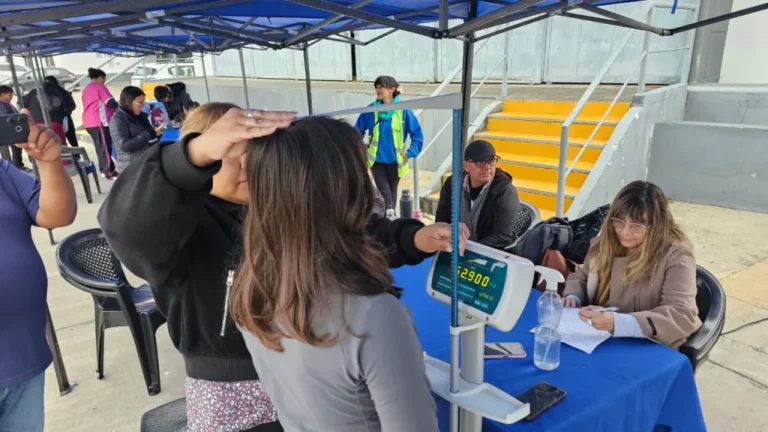 Atención al público en el Centro Cívico Municipal de Salta durante el operativo Volviendo a Clases
