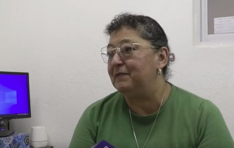 Panadería en Salta con estantes de pan y facturas