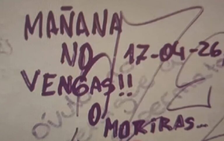 Puerta de un colegio en Salta con referencia a las pintadas intimidatorias reportadas