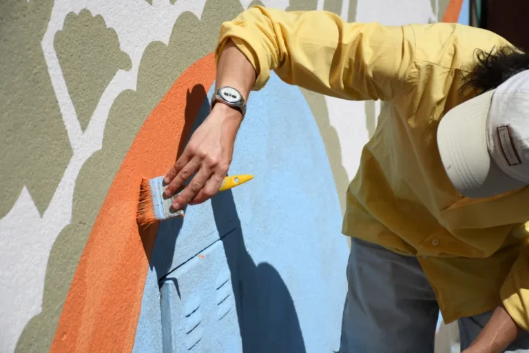 Muralistas realizando una intervención artística en la vía pública de Salta