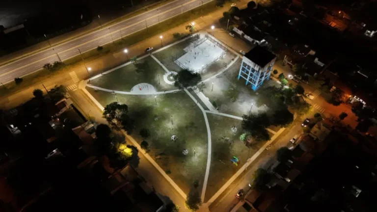 Vista de la renovada plaza María Magdalena Vaquer en el barrio San Carlos de Salta, con nuevos juegos infantiles y luminarias