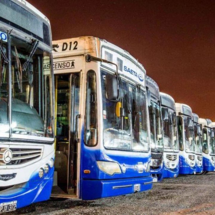 Colectivo urbano en una calle de la ciudad de Salta
