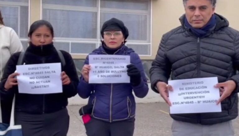 Padres reunidos en la puerta de la escuela Bicentenario de la Independencia en Salta