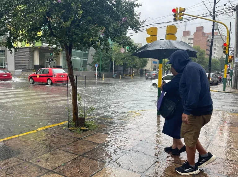 Mapa del pronóstico del tiempo mostrando lluvias en la provincia de Salta