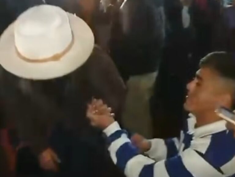 Pareja abrazándose durante propuesta de matrimonio en el Festi San Jorge de Pichanal