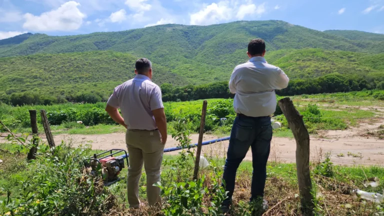 Productor revisando sistema de riego en campo salteño