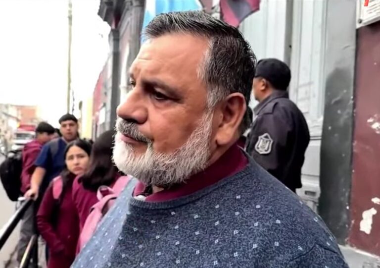 Operativo de requisa de mochilas en el ingreso al Colegio Perito Moreno de Salta.
