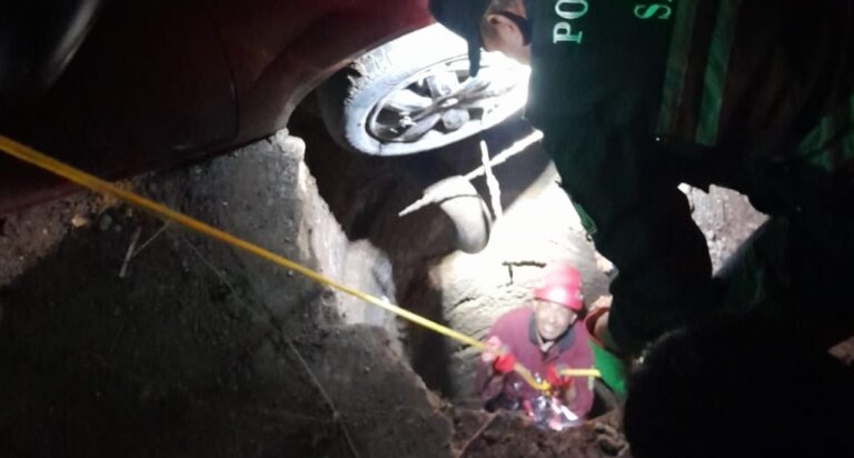 Operativo de rescate de bomberos y policía en Coronel Moldes, Salta