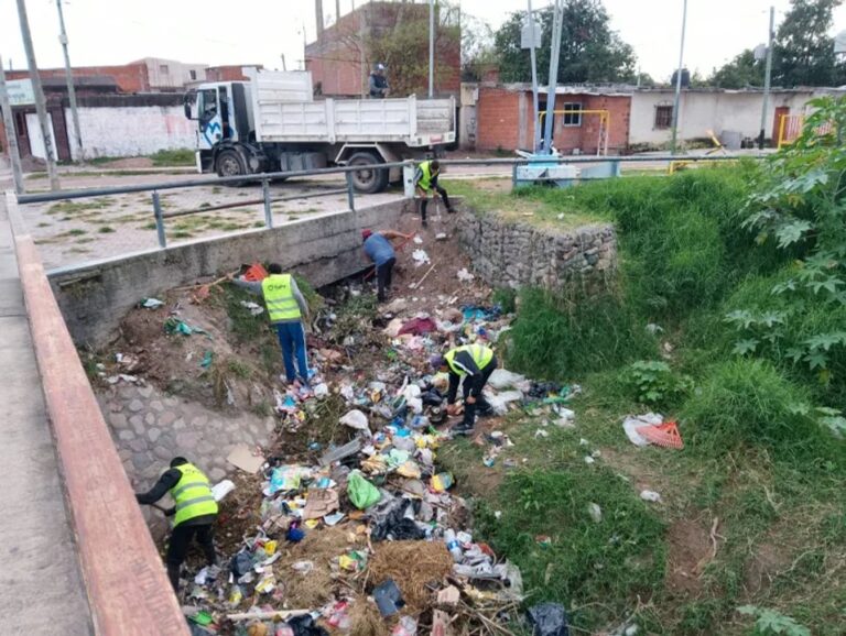 Operativo de limpieza en desagüe pluvial del barrio Ceferino, Salta