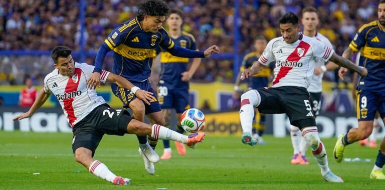 Jugadores de River Plate y Boca Juniors durante el Superclásico en el estadio Monumental.