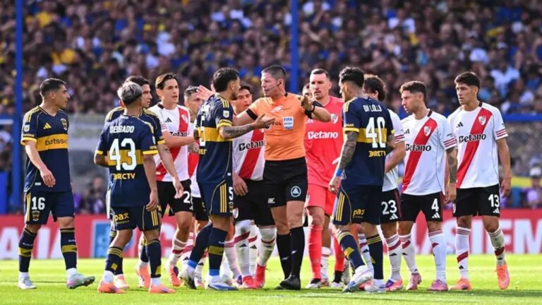 Escudos de River Plate y Boca Juniors enfrentados, representando el Superclásico argentino.