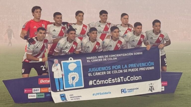 Jugadores de River Plate y Belgrano disputando un partido de fútbol en el Estadio Monumental.