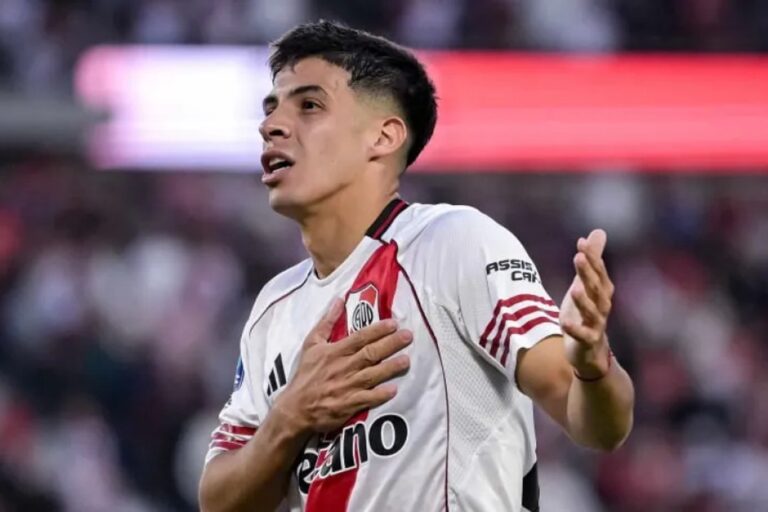 Jugadores de River Plate celebrando un gol durante el partido contra Belgrano en el Estadio Monumental.