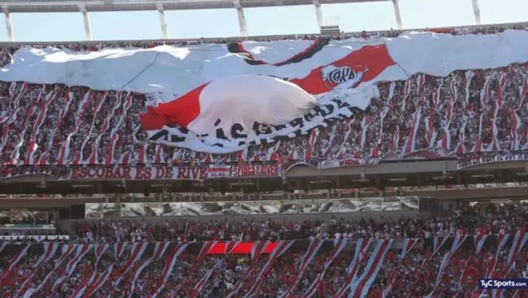 Hinchada de River Plate lanzando papel blanco en las tribunas del estadio Monumental.