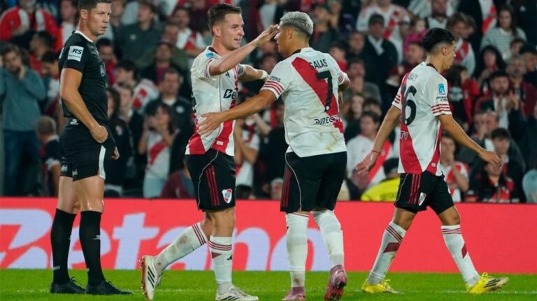 Jugadores de River Plate celebrando un gol ante Aldosivi en el Monumental