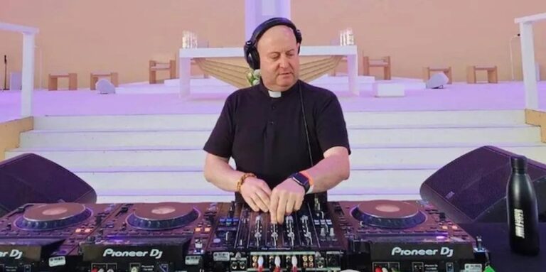 El sacerdote Guilherme Peixoto, conocido como 'cura DJ', durante su presentación en Buenos Aires.