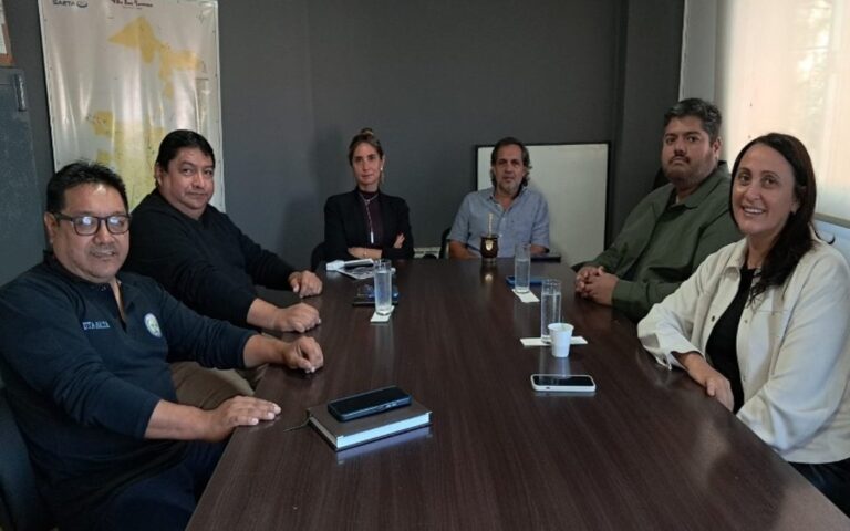 Reunión de autoridades de SAETA, Ale Hnos. y UTA Salta en una mesa de diálogo.