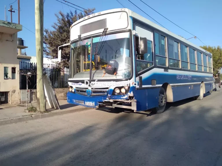 Colectivo de SAETA circulando por una calle de la ciudad de Salta