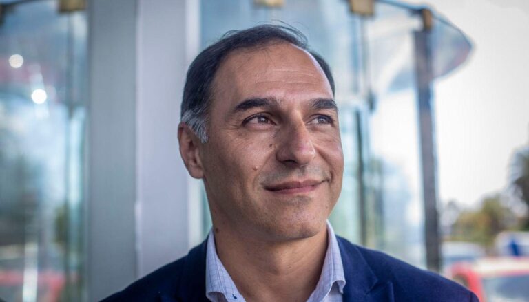 Presidente de SAETA, Claudio Mohr, durante una entrevista en radio sobre cambios en el transporte.