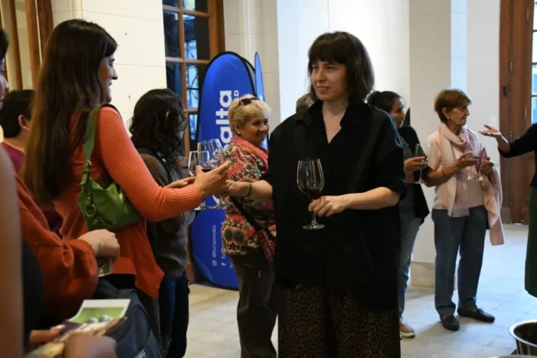 Actividad de degustación y charla sobre Malbec en el interior del edificio histórico de la Ex Palúdica, en Salta.