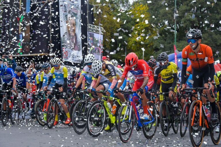Grupo de ciclistas participando en un evento recreativo en calles de la ciudad de Salta.