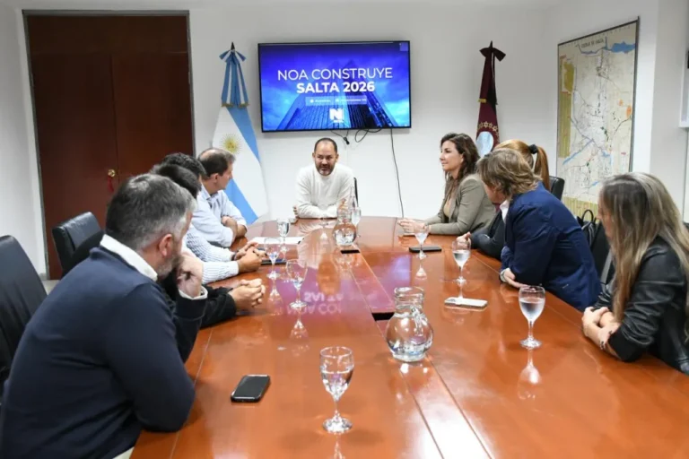 Autoridades firmando el acuerdo para NOA Construye 2026 en Salta