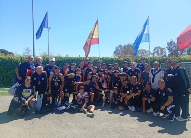 Seleccionado Sub 13 de Salta celebrando el título del Mundialito de España