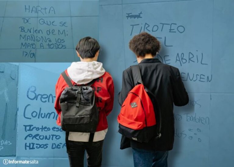 Personas conversando en la Plaza 9 de Julio de Salta