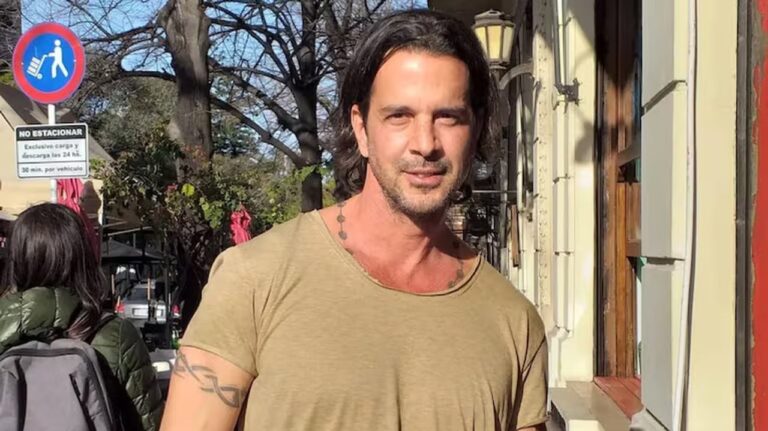 Santiago Almeyda, exparticipante de Gran Hermano, en la puerta de su negocio.