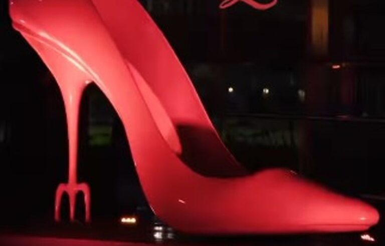 Escena de la Semana de la Alta Costura en Buenos Aires con elementos de moda y arte.
