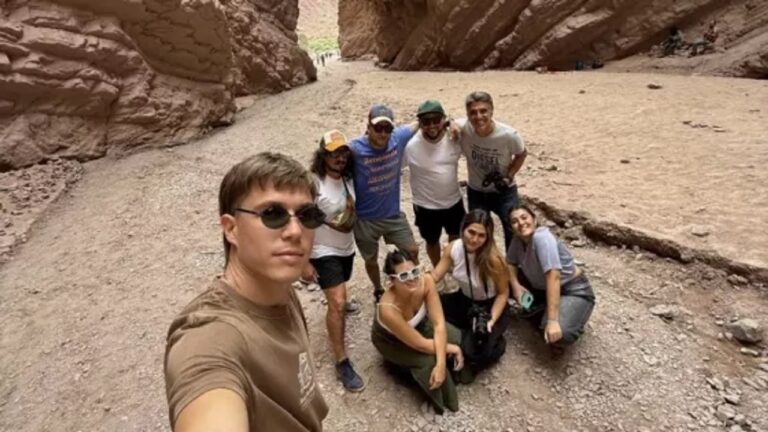 Turistas visitando un sitio emblemático de la provincia de Salta durante Semana Santa