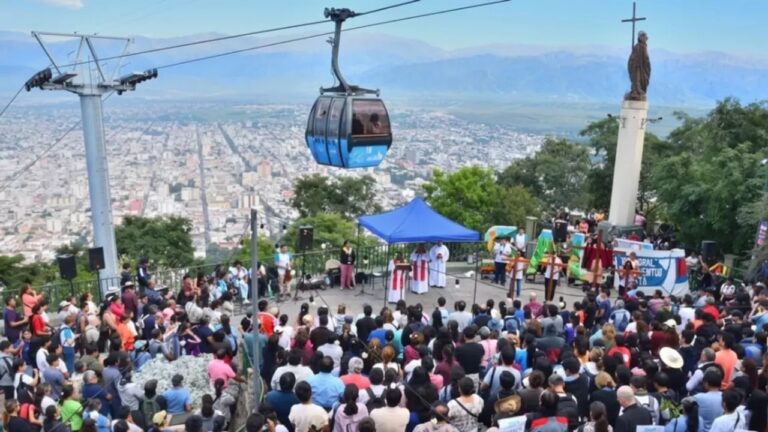 Turistas disfrutando de los paisajes y actividades de Semana Santa en la provincia de Salta.