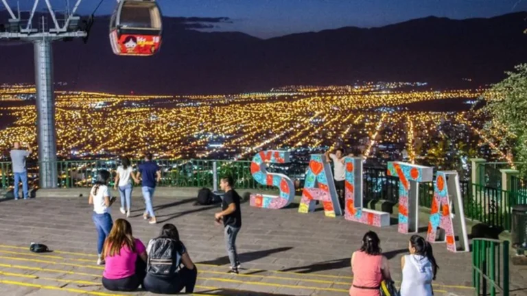 Turistas visitando un atractivo de la provincia de Salta durante el fin de semana largo de Semana Santa.